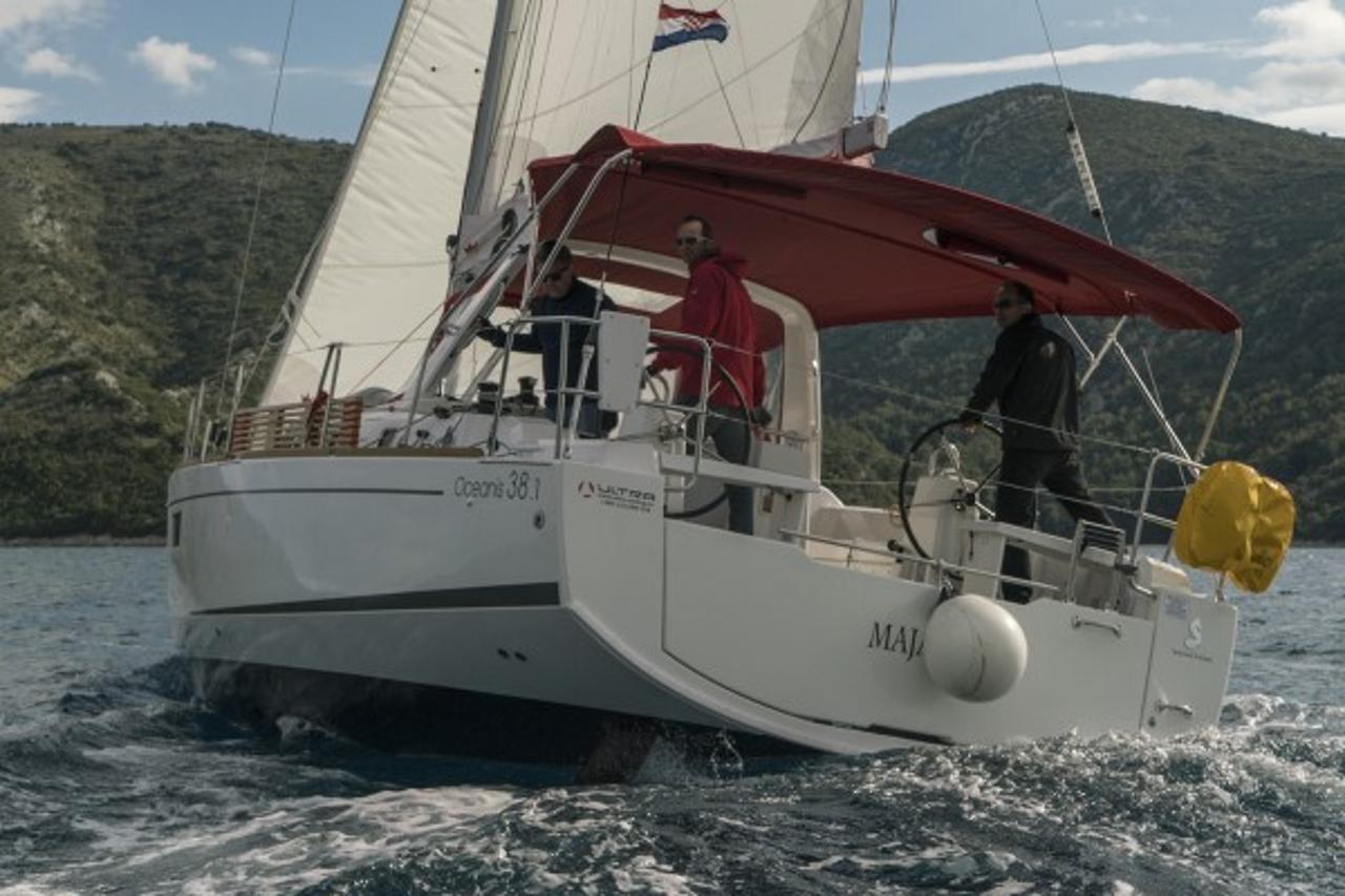 Najam Oceanis 38.1 "Majano" u destinaciji Split | Nautilus - Slika 3