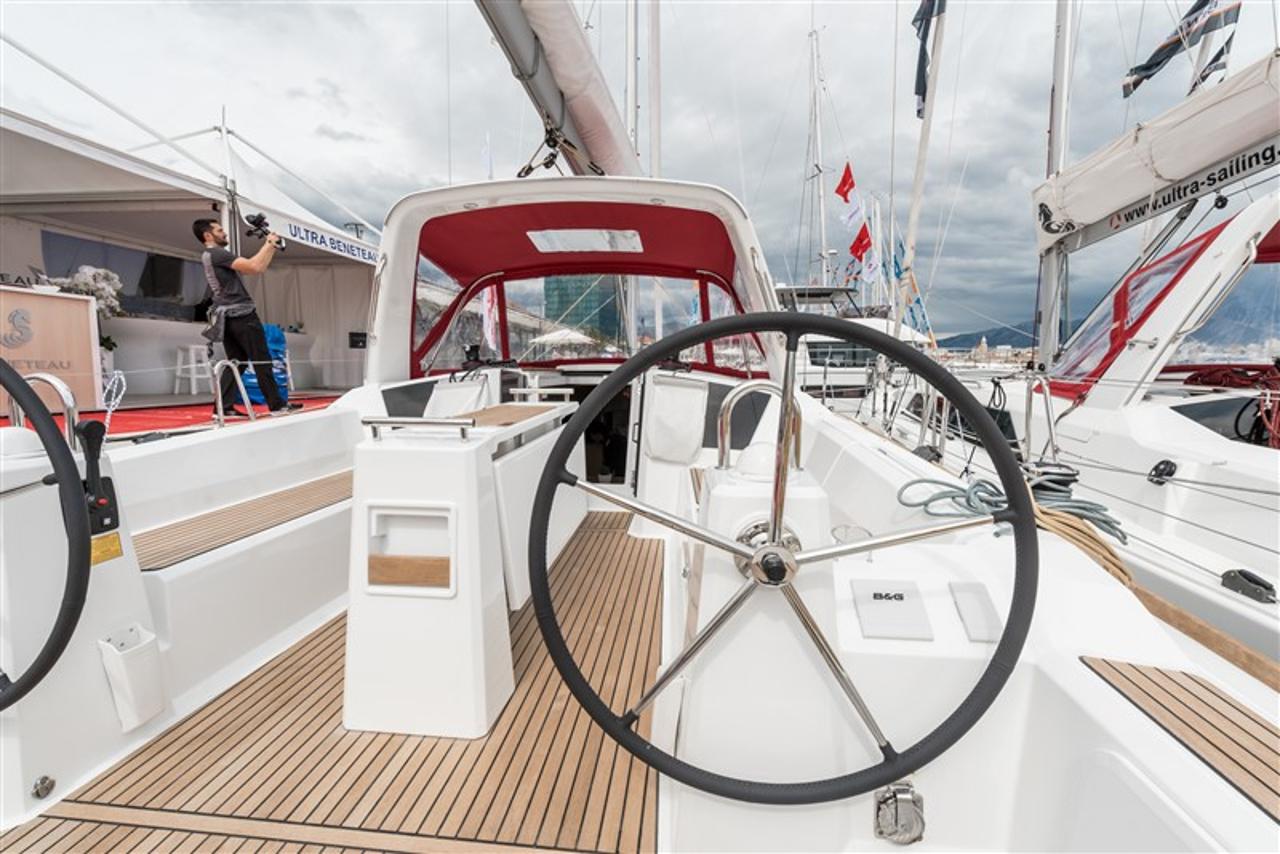 Najam Oceanis 38.1 "Majano" u destinaciji Split | Nautilus - Slika 4