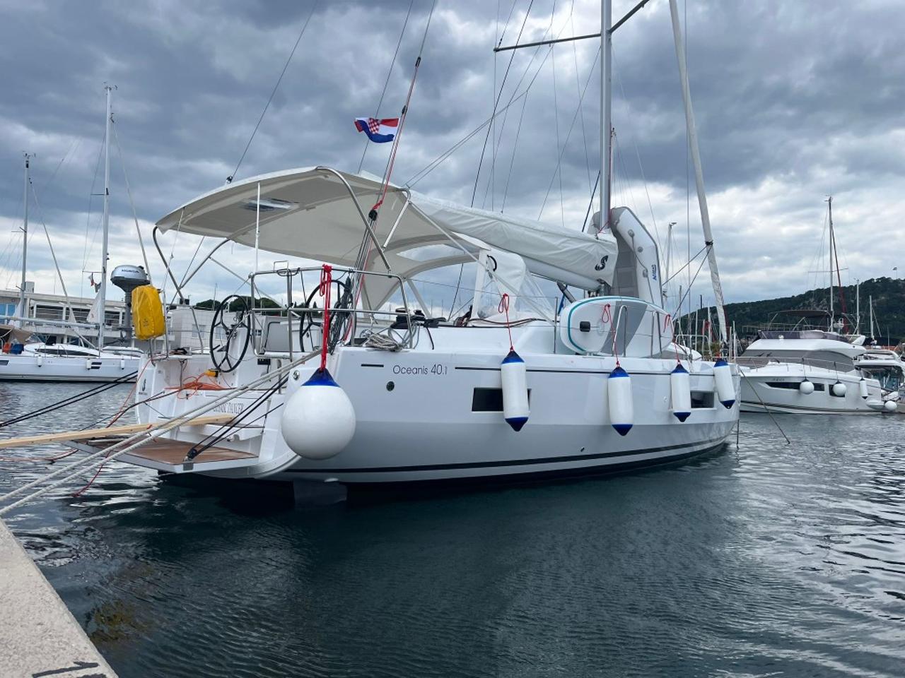 Najam Oceanis 40.1 - 3 cab. "Cosmic Dancer" u destinaciji Split | Nautilus - Slika 3