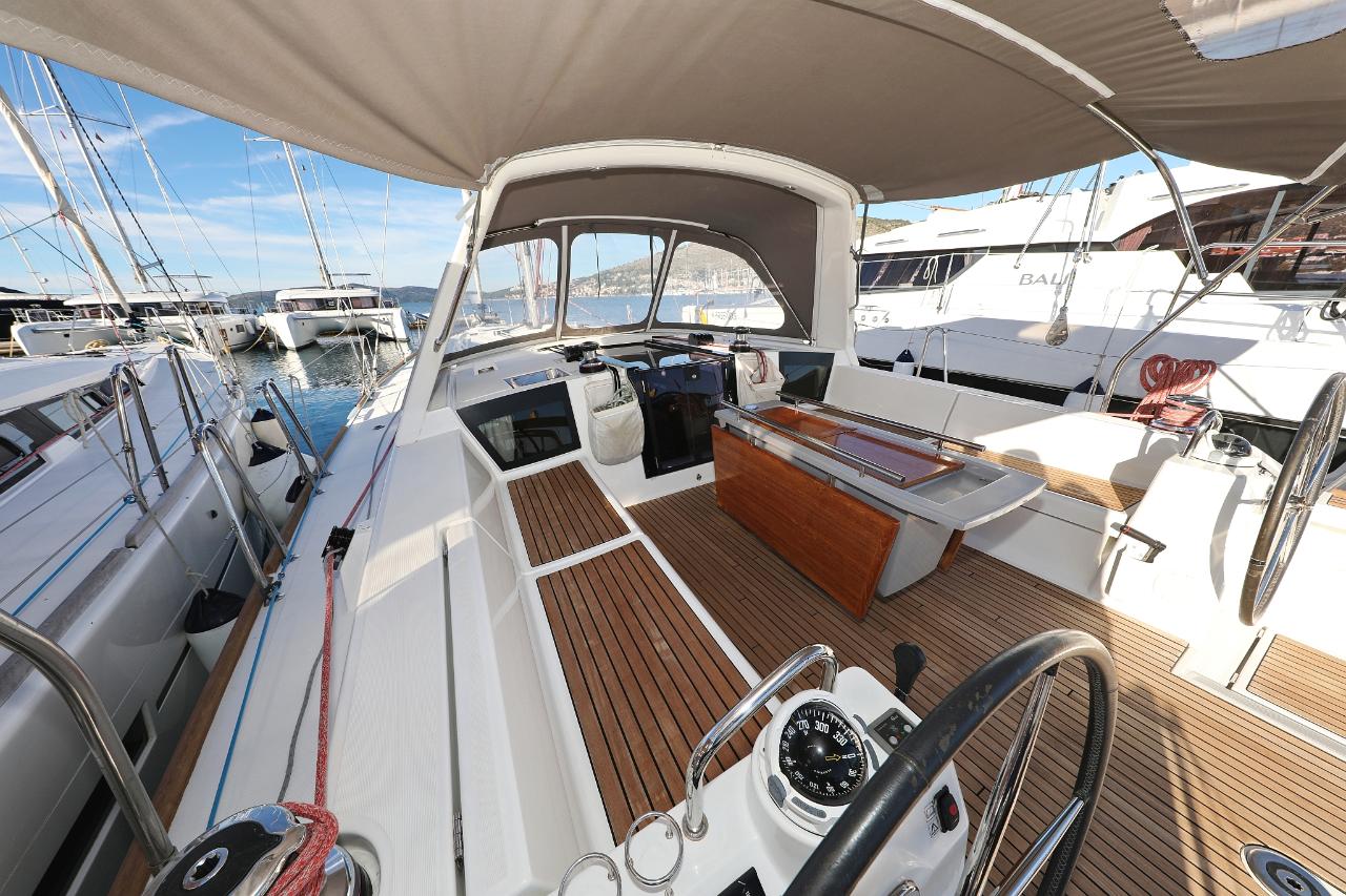 Najam Oceanis 45 - 4 cab. "Barbarella II" u destinaciji Trogir | Nautilus - Slika 4