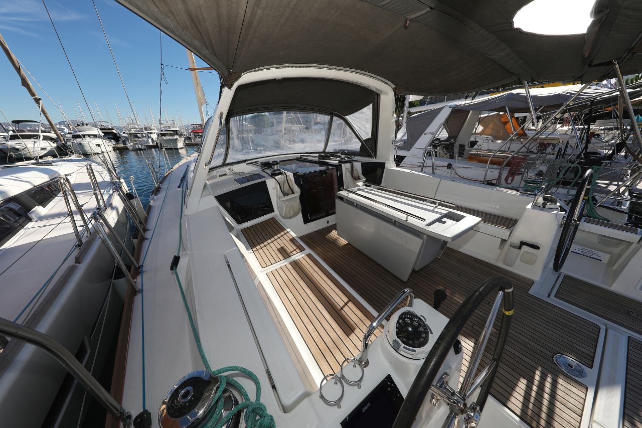 Najam Oceanis 45 - 4 cab. "Melanie" u destinaciji Trogir | Nautilus - Slika 4