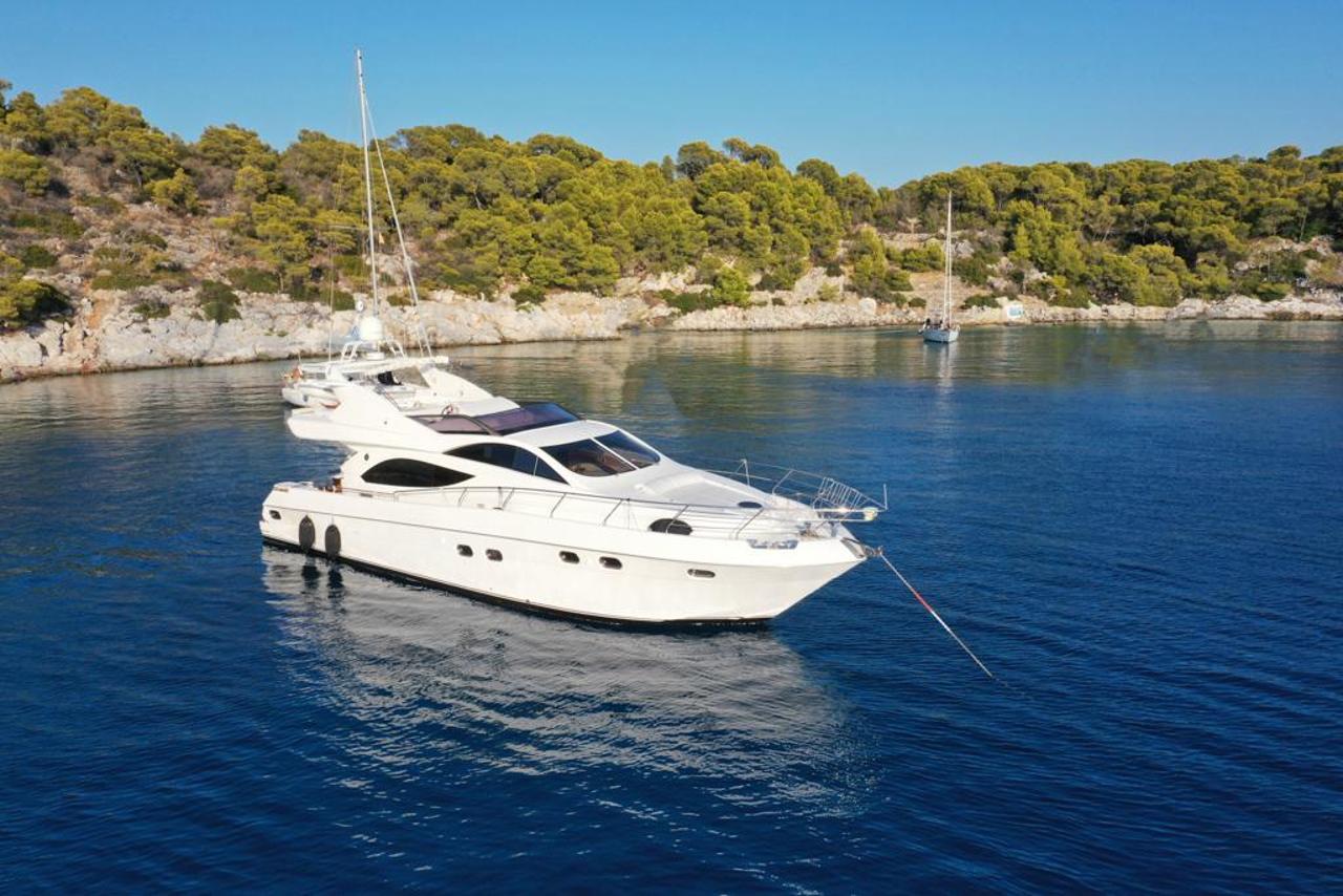 Charter Altamar 64 "Lady L" in Atena | Nautilus