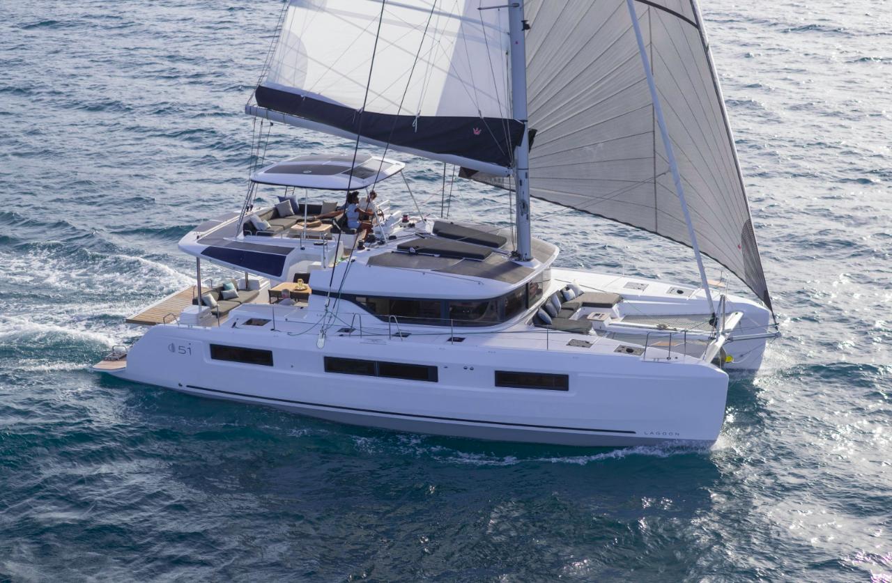 Charter Lagoon 51 - 6 cab. "Effie Star" in Alimos | Nautilus
