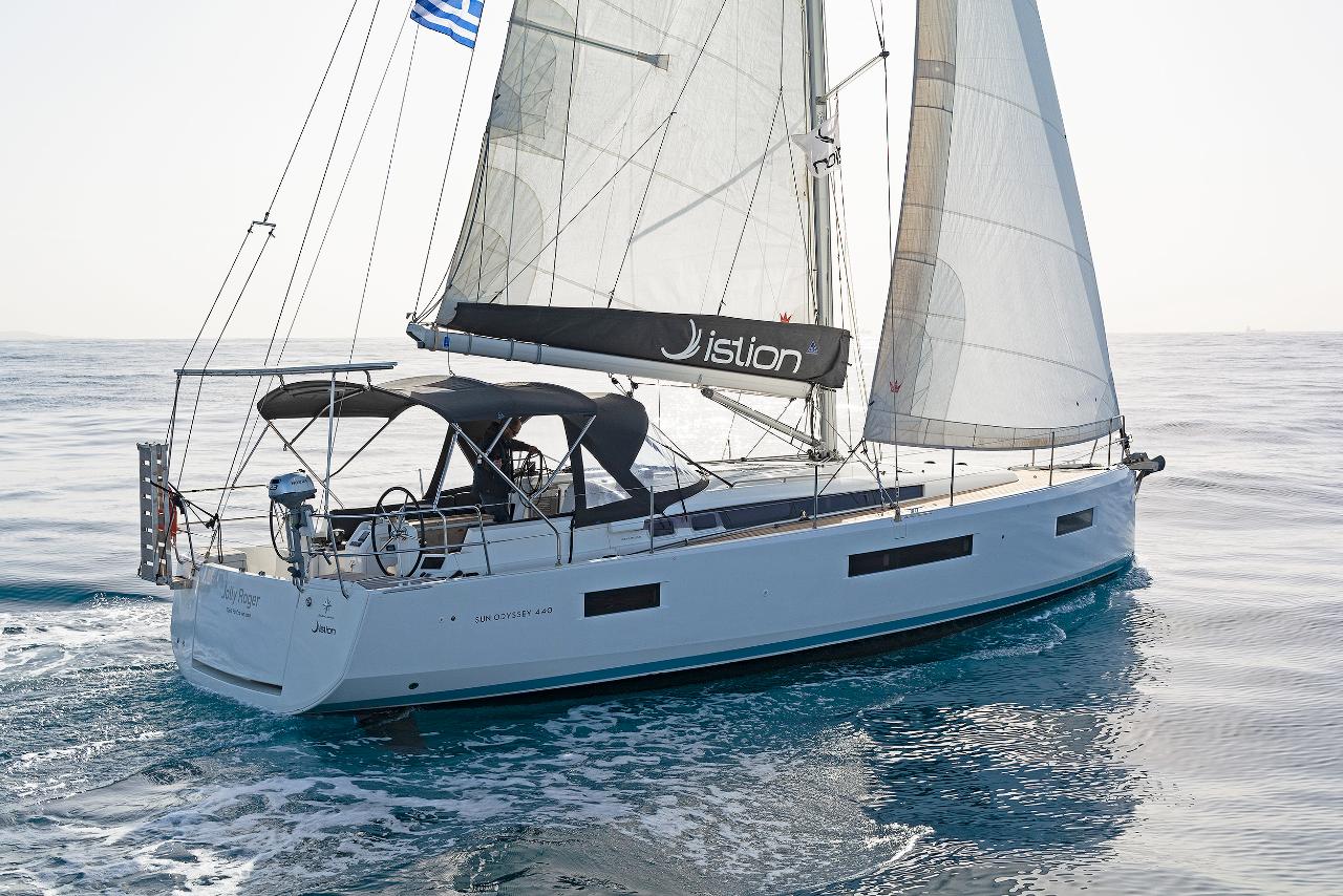 Charter Sun Odyssey 440 - 4 cab. "JOLLY ROGER" in Alimos | Nautilus