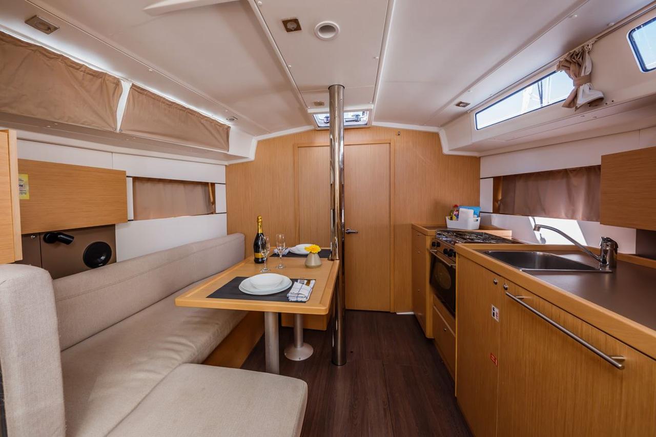 Charter Oceanis 38.1 "Pleasure" in Trogir | Nautilus - Slika 4