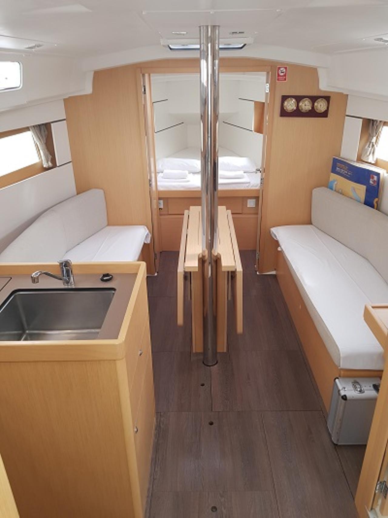 Najam Oceanis 35.1 "Kolibri" u destinaciji Trogir | Nautilus - Slika 4