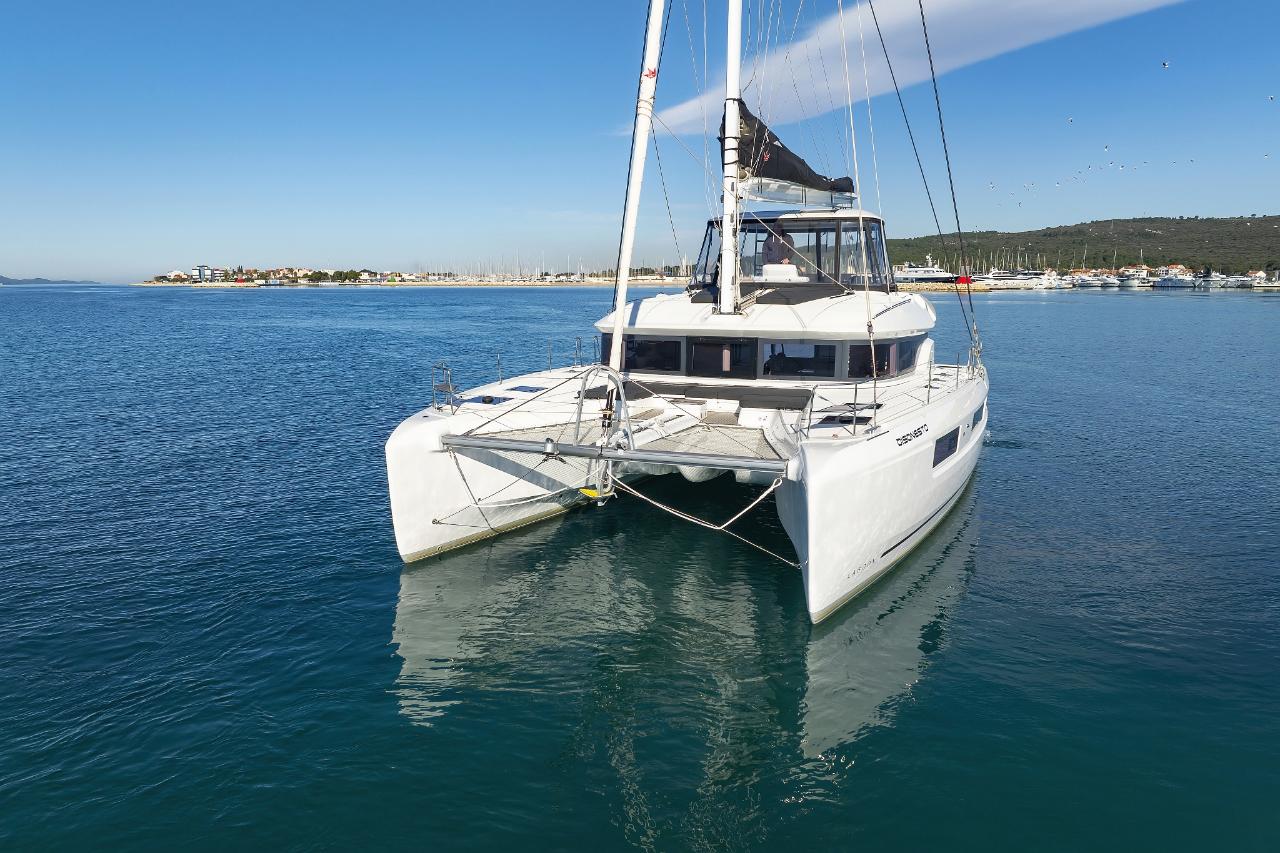 Charter Lagoon 51 - 6 + 1 cab. "Disonesto" in Sukošan | Nautilus - Slika 3