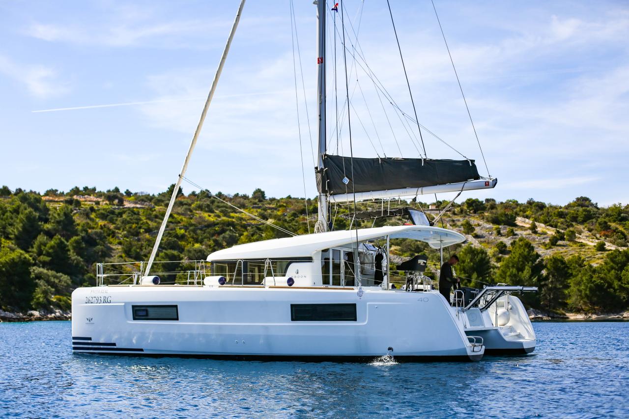 Charter Lagoon 40 - 4 + 2 cab "Bahia Real" in Primošten | Nautilus - Slika 3