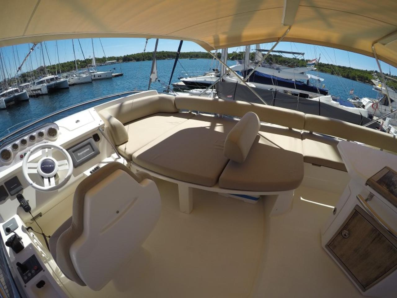 Najam Azimut 47 "Luma" u destinaciji Šibenik | Nautilus - Slika 4