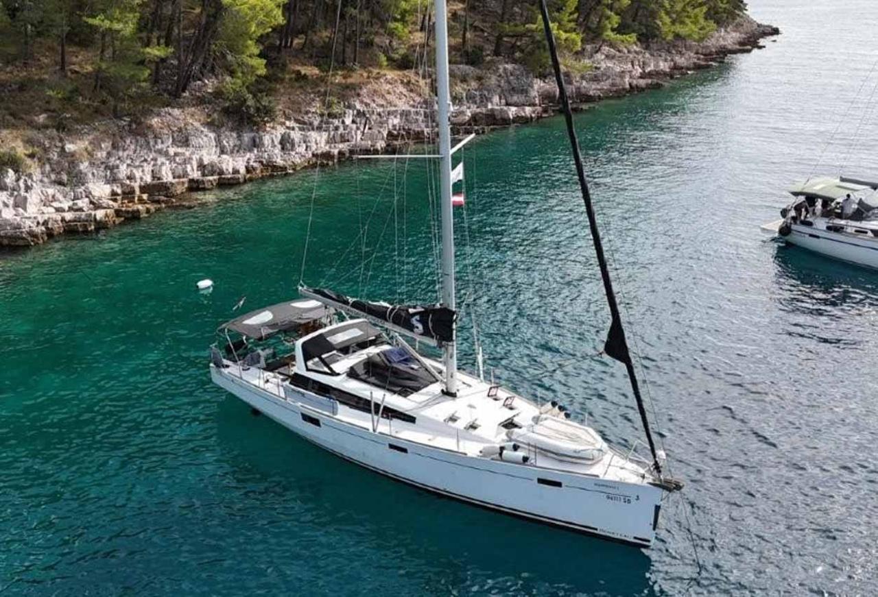 Charter Beneteau Sense 50 - 3 + 1 cab. "Waypoint I" in Jezera | Nautilus