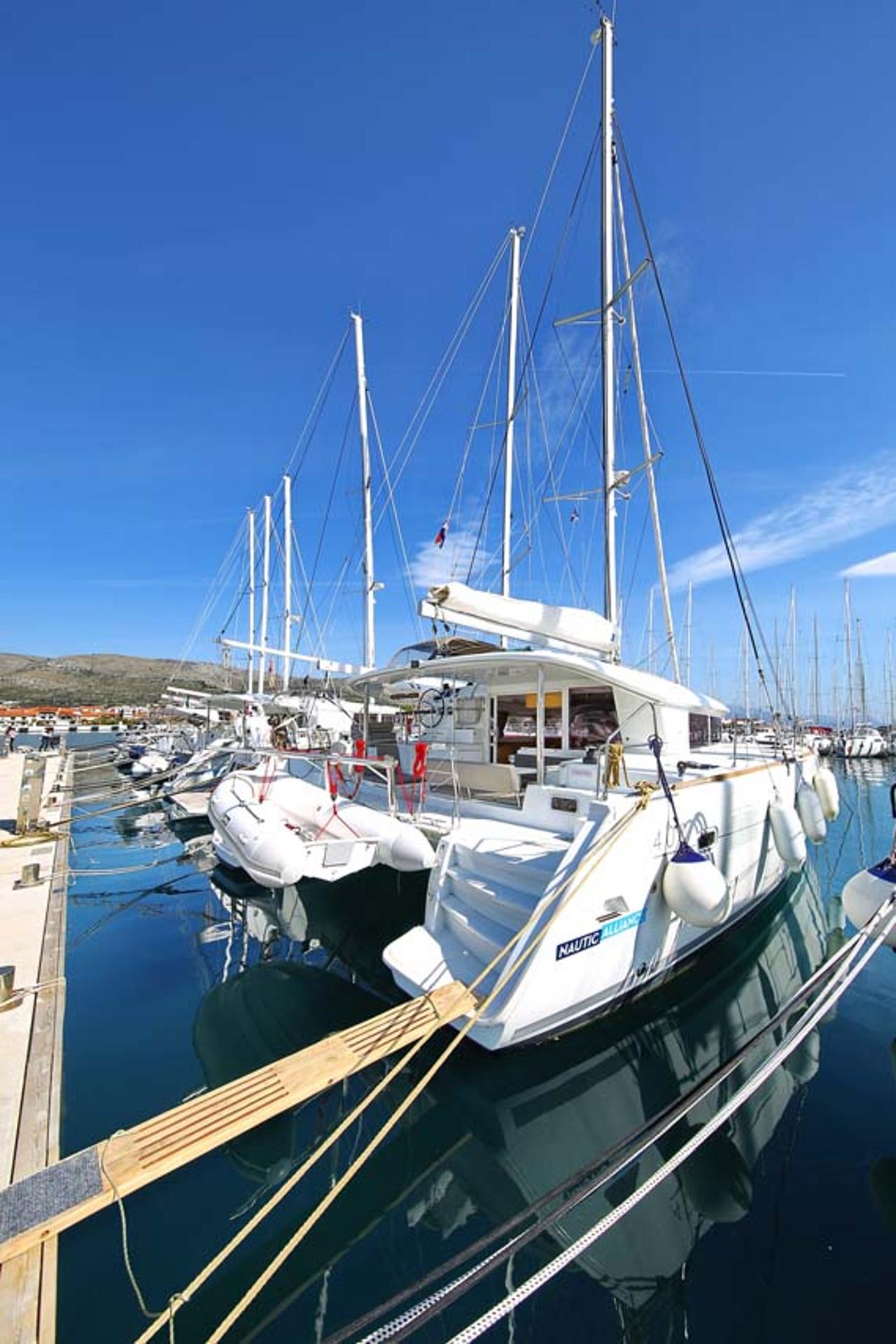 Charter Lagoon 400 S2 - 4 + 2 cab. "Elea" in Trogir | Nautilus - Slika 3