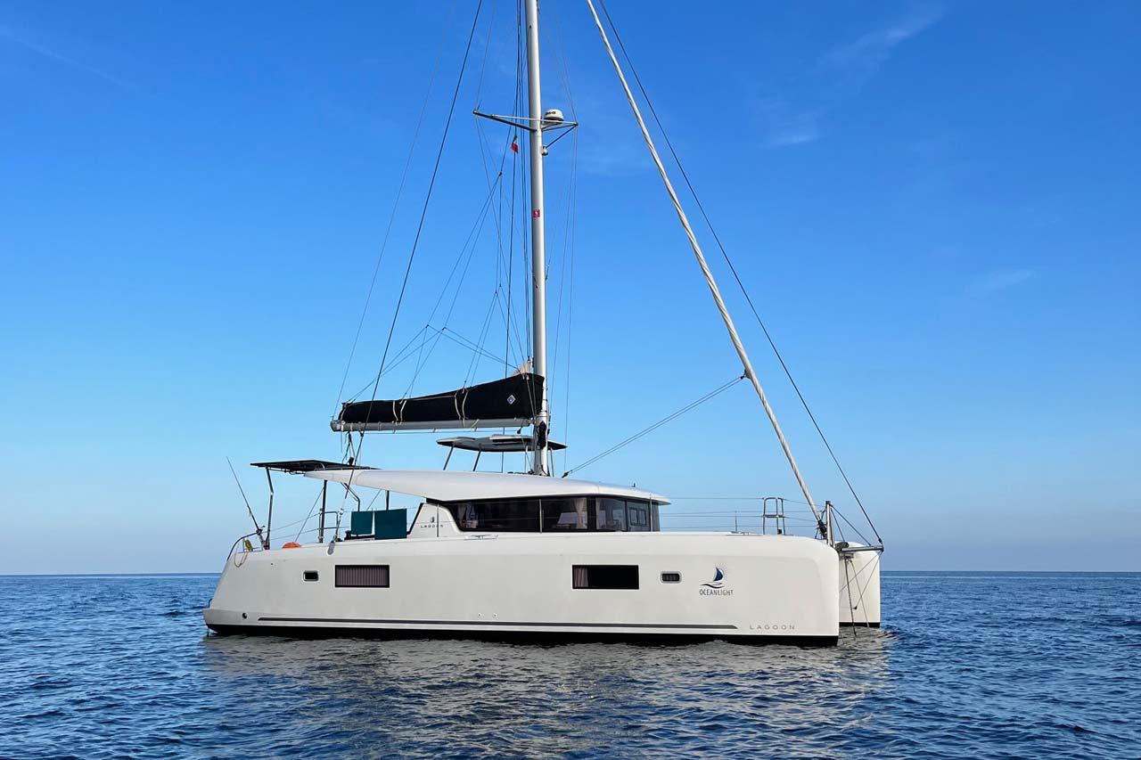 Noleggio Lagoon 42 - 4 cab. "Ocean Light" a Figari/Golfo Aranci | Nautilus