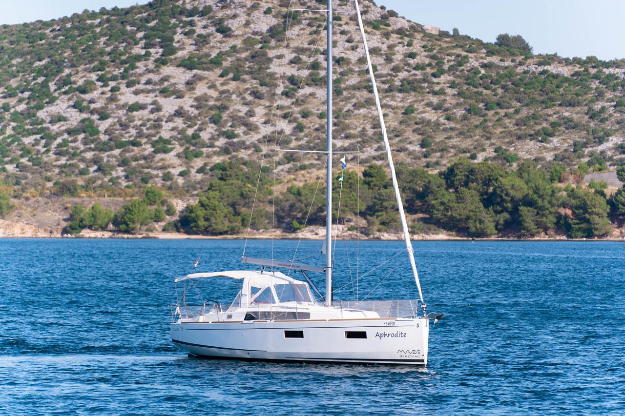 Najam Oceanis 38 - 3 cab. "Aphrodite " u destinaciji Šibenik | Nautilus - Slika 3