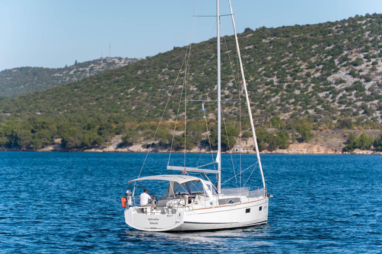 Najam Oceanis 38 - 3 cab. "Aphrodite " u destinaciji Šibenik | Nautilus - Slika 4